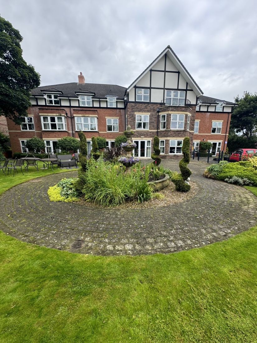 Commercial grounds – Eaglescliffe before cleaning