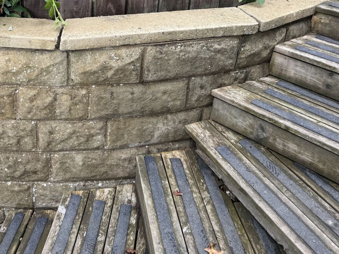 Garden wall – Nunthorpe after cleaning by MMC Exterior Cleaning