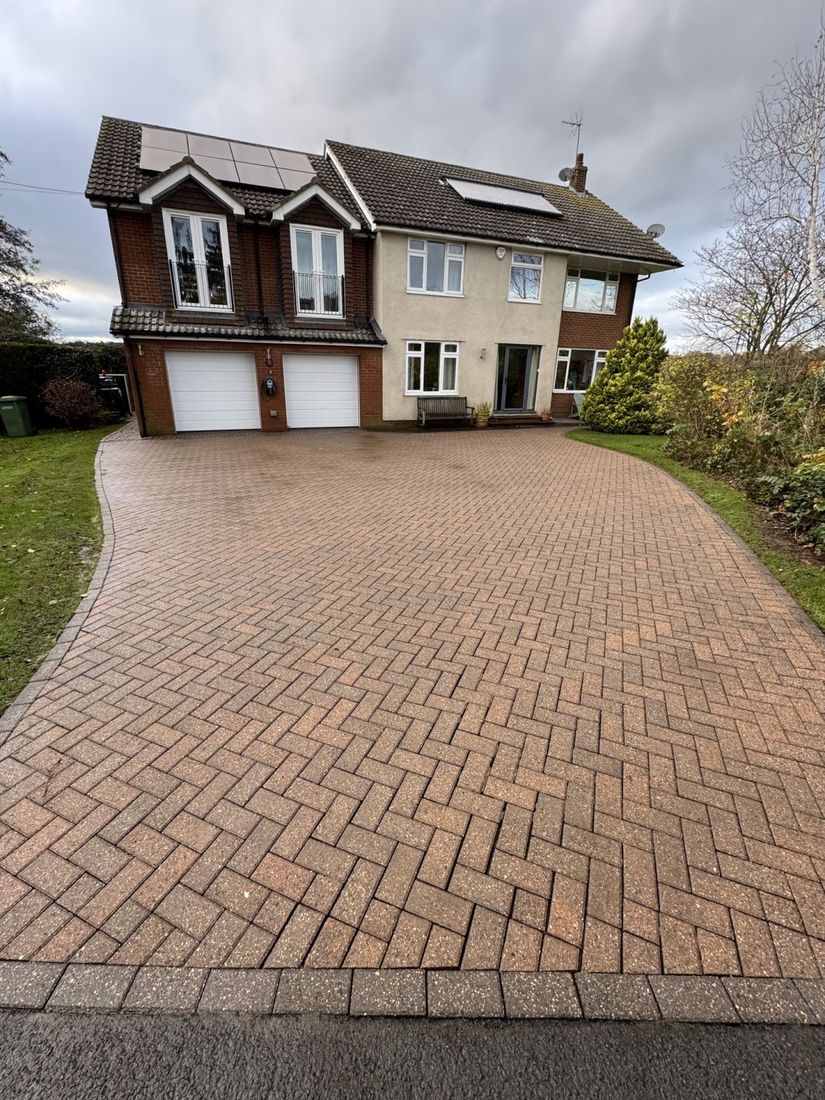 Block paving driveway – Great Ayton after cleaning by MMC Exterior Cleaning