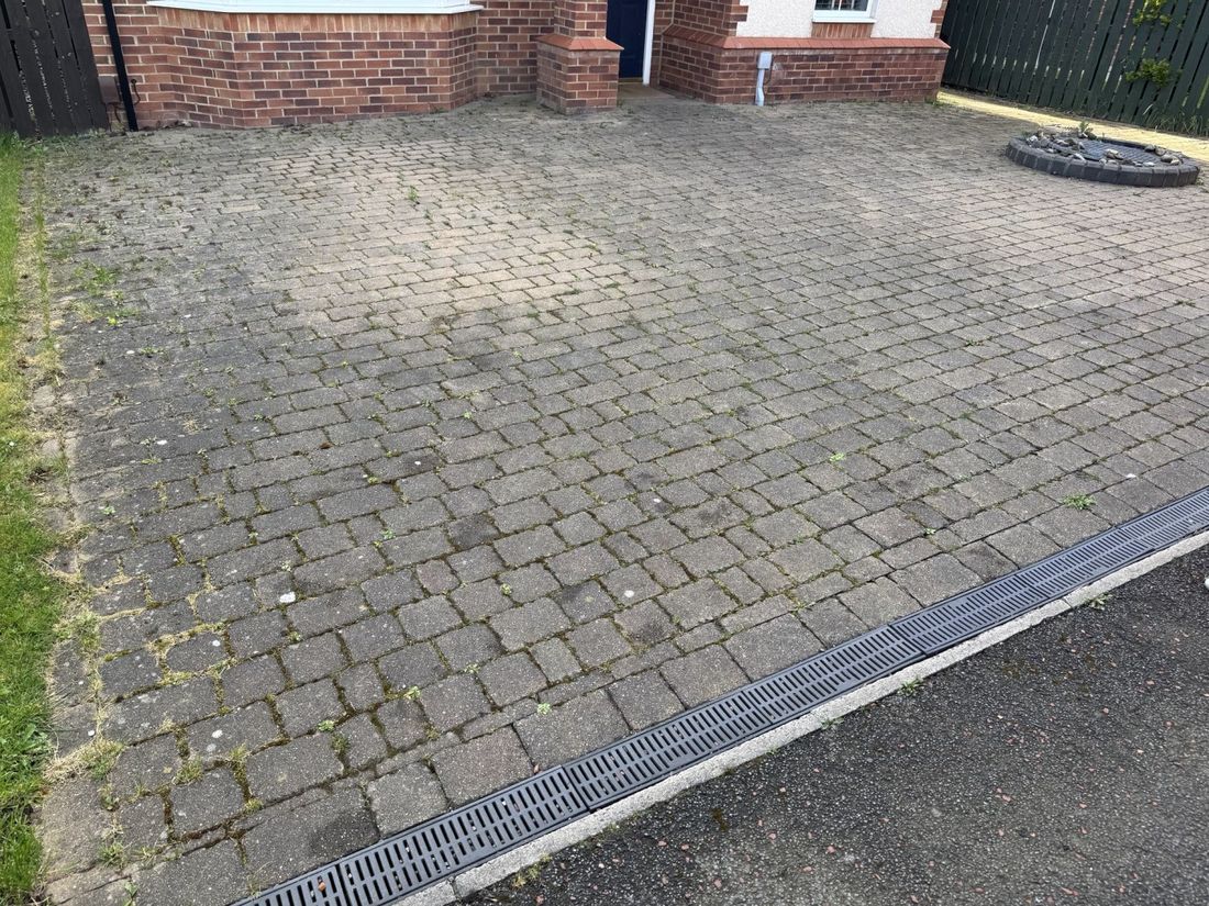Block paving driveway – Marske before cleaning