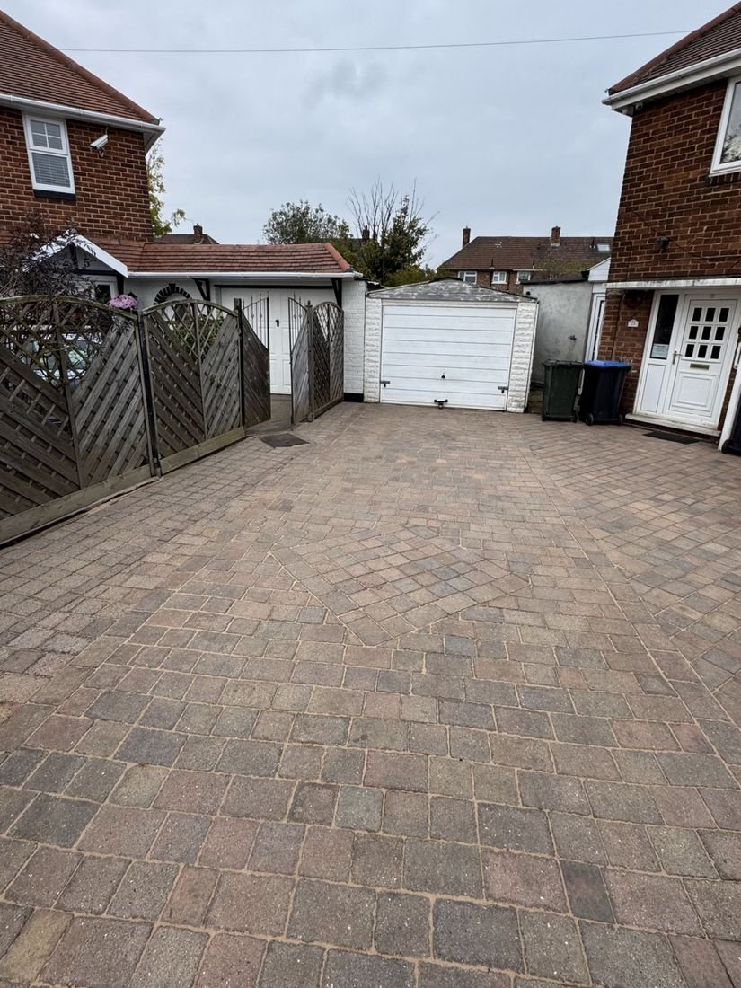 Block paving driveway – Ormesby after cleaning by MMC Exterior Cleaning