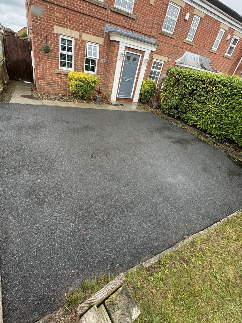 Tarmac driveway – Ingleby Barwick after cleaning by MMC Exterior Cleaning